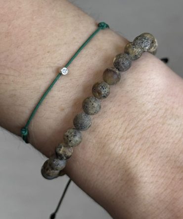Kerpinio nepoliruoto gintaro apyrankė su 6 mm apvaliais gintaro karoliukais – natūralus ir autentiškas rankų darbo aksesuaras. Reguliuojamo dydžio, puikiai pritaikomas kasdieniam nešiojimui. Ideali dovana gintaro mylėtojams!